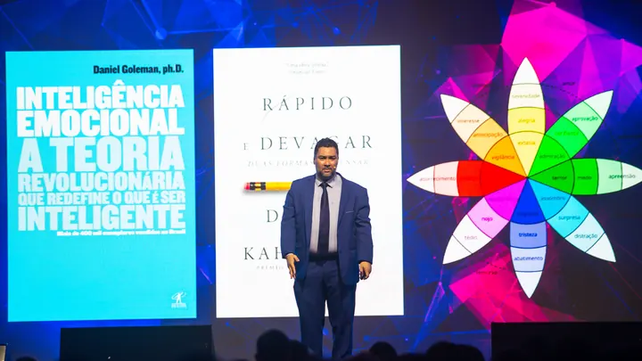 Palco do 7º Congresso com os slides projetados em telões grandes e o Clayton Yaso ao centro.